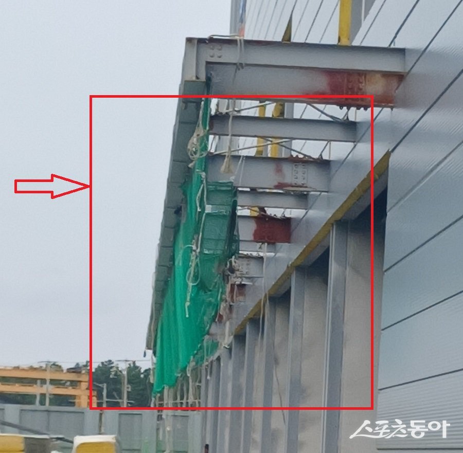 SOL PROJECT 건축 신축공사 건축주 (주)우전지앤에프, 시공사 (주)국기건설 포항시 흥해읍 용한리 894-15, 889-4번지에 있는 신축 공장에서 안전그물망이 찢어져 있다. 사진|장관섭 기자