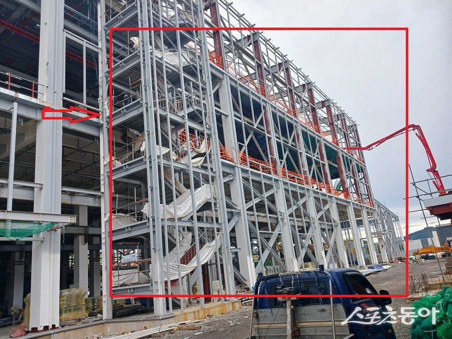 SOL PROJECT 건축 신축공사 건축주 (주)우전지앤에프, 시공사 (주)국기건설 포항시 흥해읍 용한리 894-15, 889-4번지에 있는 신축 공장에서 주황색안전그물망이 있는 곳과 없는 곳이 확인됐다. 사진|장관섭 기자