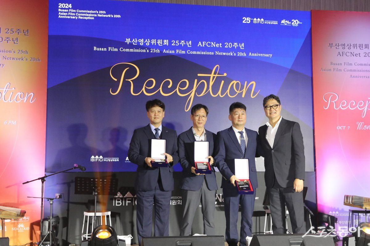 부산시설공단이 지난 7일 부산영상위원회로부터 그간 지역 영화 산업 발전에 기여한 공로로 감사패를 받은 가운데 관계자들이 기념촬영을 하고 있다. (사진제공=부산시설공단)