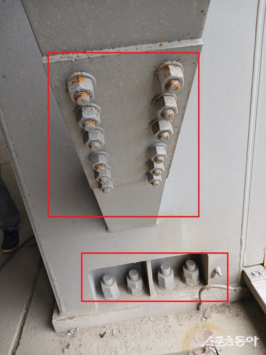 포항시 흥해읍 용한리 894-15, 889-4번지에 위치한 신축 공장이 건물의 핵심 구조물인 빔 연결 볼트에서 녹이 발생했다. 사진제공｜제보자 