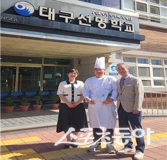 제방기능사 자격증을 취득한 선명학교 이재희 학생(가운데)./사진=선명학교