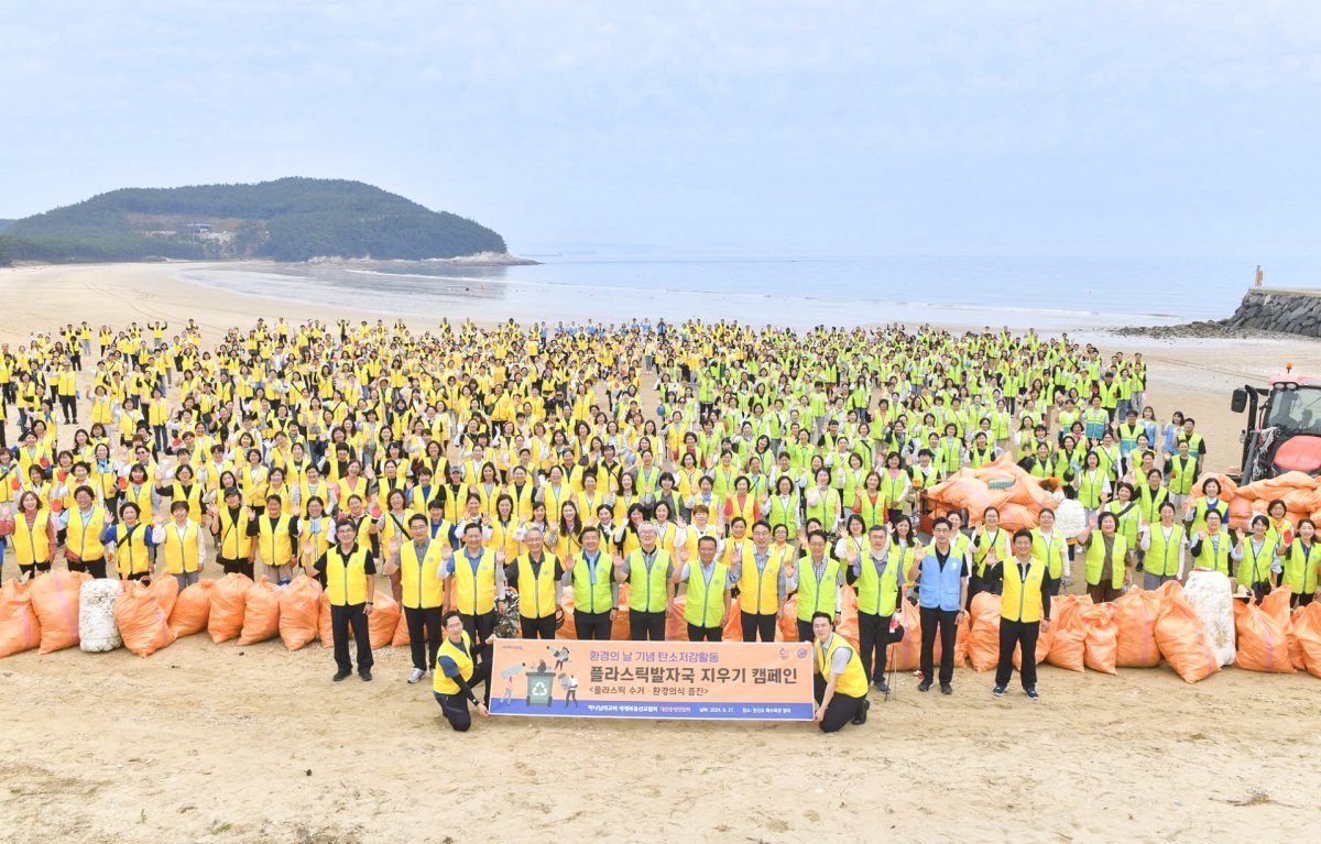 지난 6월, 대전·충청권 하나님의 교회 신자들이 보령의 원산도해수욕장에서 ‘플라스틱발자국 지우기’ 캠페인을 펼쳐 플라스틱쓰레기690만ml를 수거했다.  (사진제공=하나님의교회 세계복음선교협회)