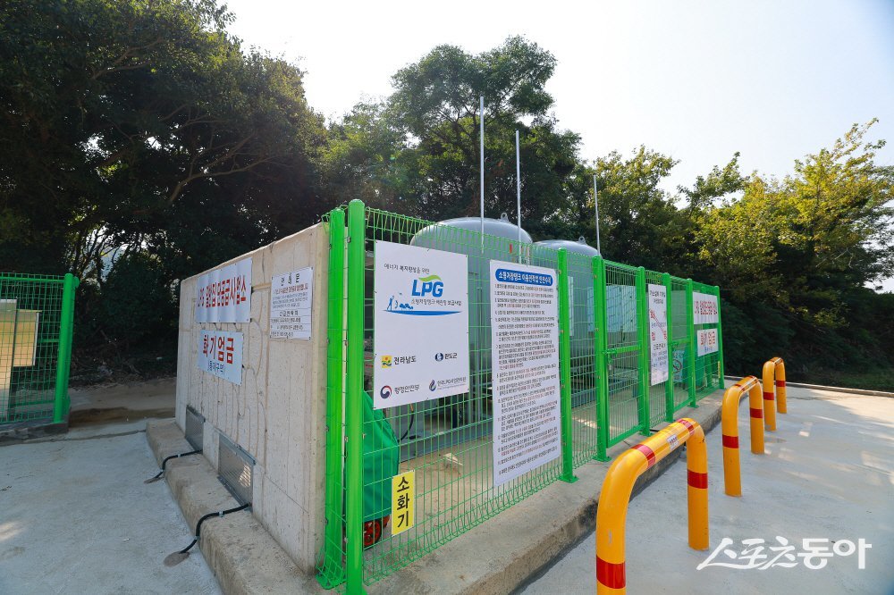 완도군이 인구 100명이 거주하는 소안면 횡간마을에 구축한 LPG 시설. 사진제공=완도군