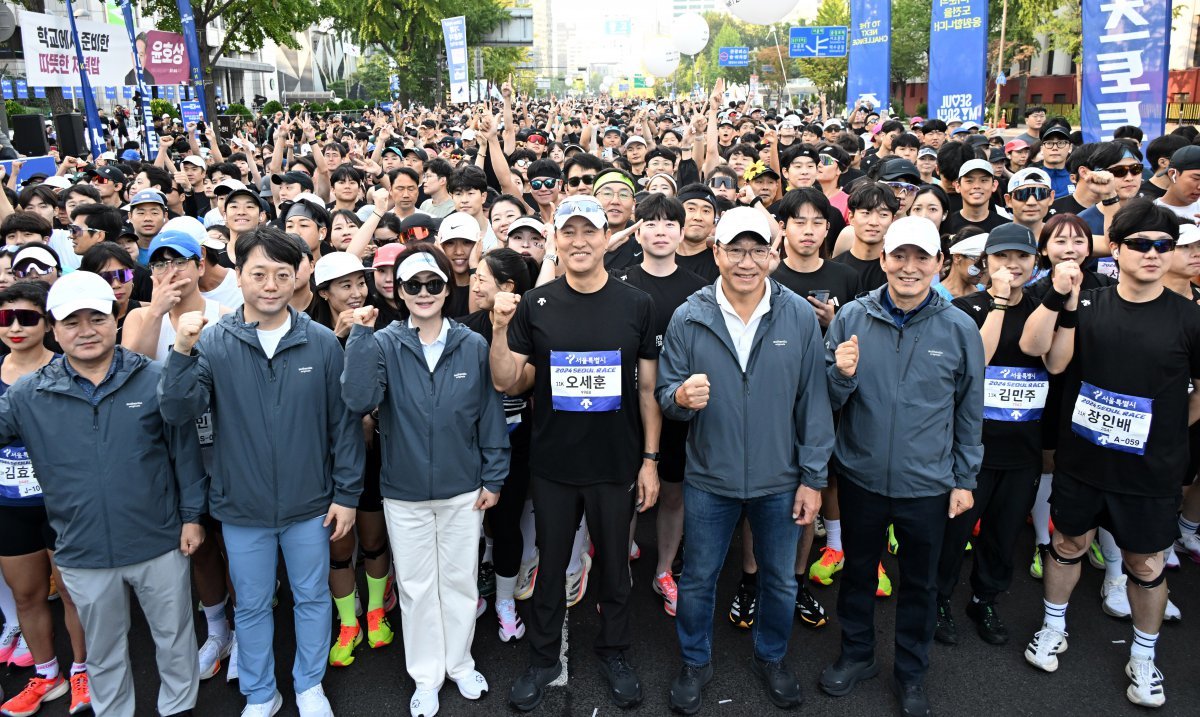 오세훈 서울시장(앞줄 왼쪽에서 5번째), 김재호 동아일보 회장(앞줄 왼쪽에서 6번째)을 비롯해 이인철 스포츠동아 대표이사, 최호준 데상트코리아 전무, 이진숙 동아오츠카 전무이사 등이 13일 오전 서울 중구 청계광장 앞 세종대로에서 열린 2024 서울달리기에 참가해 선수들과 출발에 앞서 선수들을 격려하며 기념촬영을 하고 있다. 양회성 동아일보 기자 yohan@donga.com