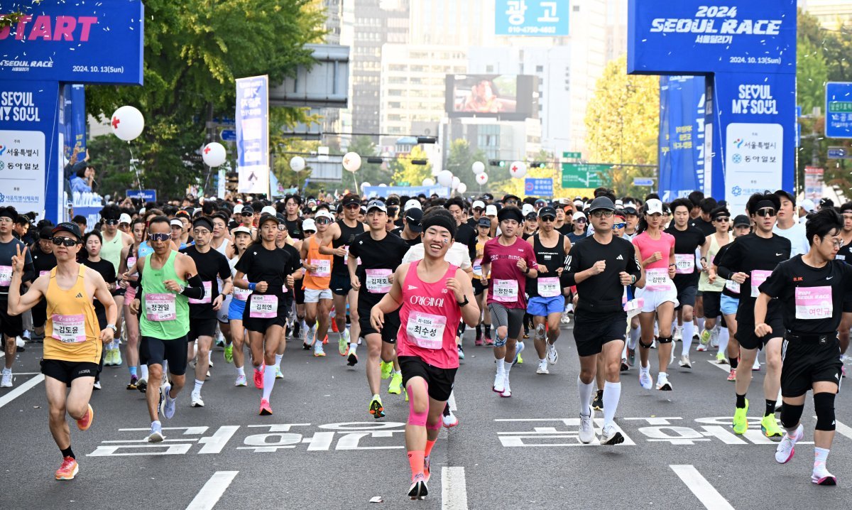 13일 오전 서울 중구 청계광장 앞 세종대로에서 열린 2024 서울달리기에 참가한 선수들이 힘차게 달려 나가고 있다.  양회성 동아일보 기자 yohan@donga.com