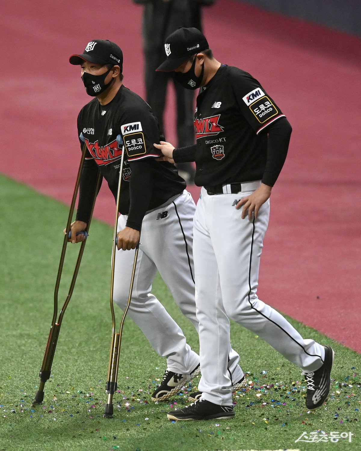 2021년 한국시리즈 우승을 확정한 뒤 유한준(오른쪽)과 걸어 나오는 KT 박경수. 스포츠동아DB