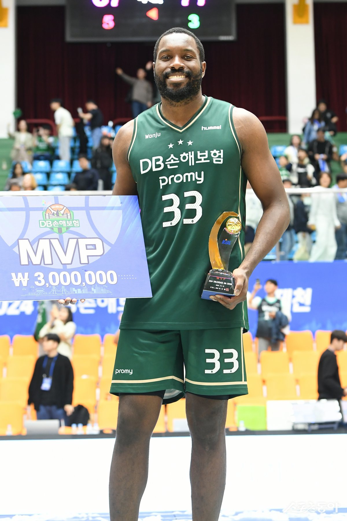 DB 오누아쿠가 13일 제천체육관에서 열린 ‘2024 DB손해보험 KBL CUP in 제천’ 결승전에서 KT를 상대로 77-67 승리를 거두고 MVP를 수상한 뒤 활짝 웃고 있다. 사진제공｜KBL