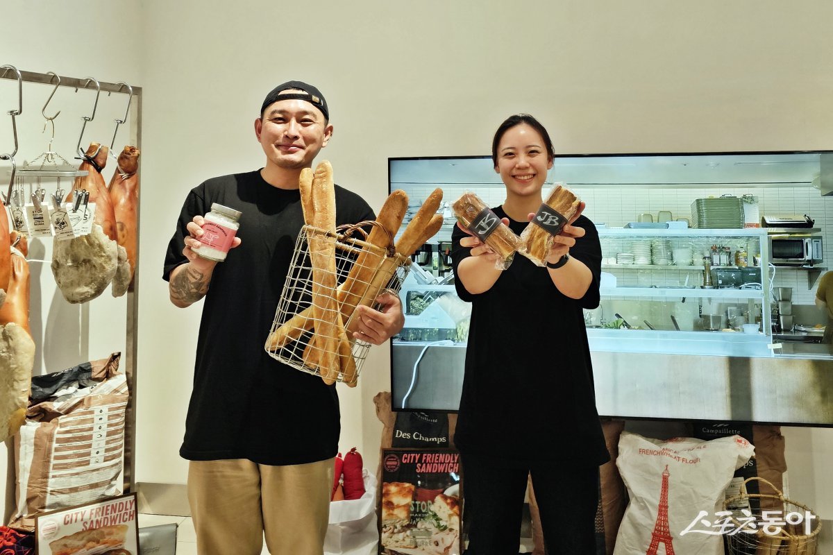 신세계 센텀시티가 지난 12일 백화점 지하 1층에 신규 개점한 ‘소금집 샌드위치’에서 직원들이 제품을 들고 기념촬영을 하고 있다. (사진제공=신세계 센텀시티)