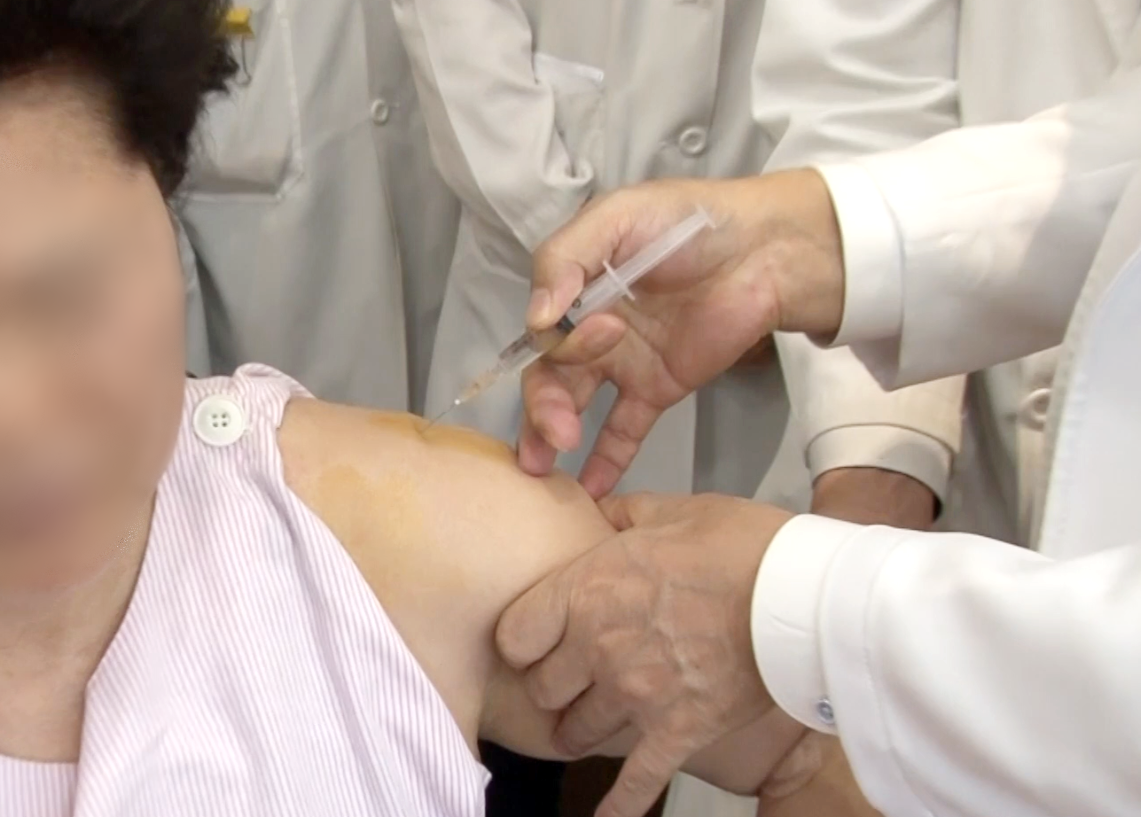 자생한방병원 의료진이 유착성관절낭염 환자에게 약침치료를 진행하고 있다                      사진제공｜자생한방병원