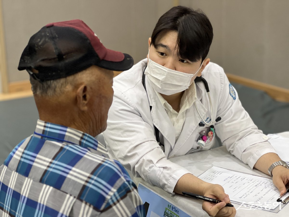 전주예수병원 의료진이 어르신을 진료하고 있는 모습. 사진제공=무주군