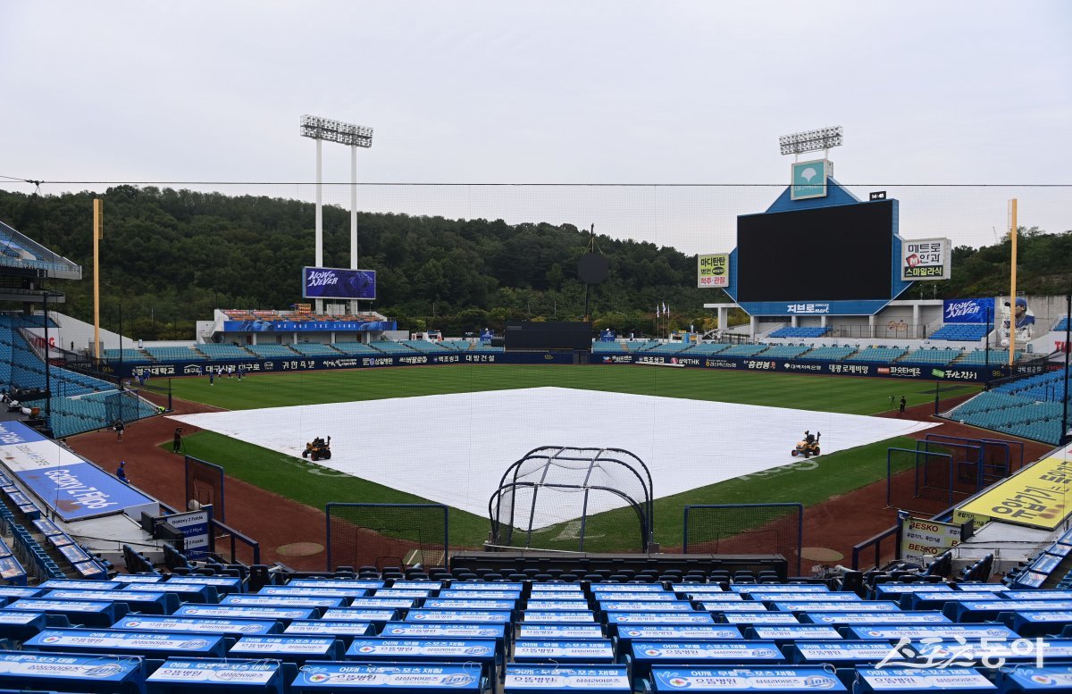 14일 대구삼성라이온즈파크에서 열릴 예정이던 LG-삼성의 PO 2차전이 우천 순연됐다. 15일 같은 장소에서 펼쳐진다. 대구｜주현희 기자 teth1147@donga.com
