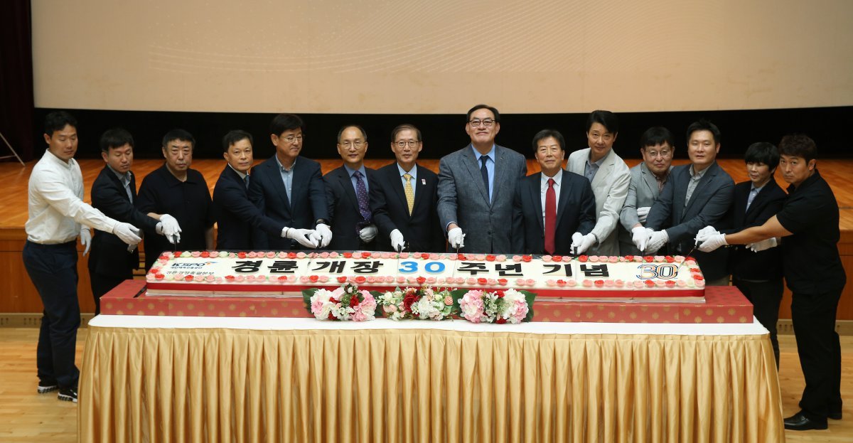 11일 광명스피돔 광명홀에서 열린 경륜 개장 30주년 기념식에서 참석자들이 축하 떡 케이크를 자르고 있다 사진제공｜국민체육진흥공단