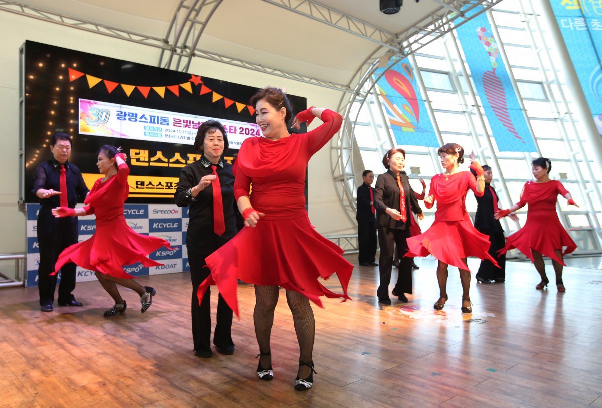 광명스피돔에서 진행하는 ‘은빛 날개 축제’ 참가자                                                                   사진제공｜국민체육진흥공단