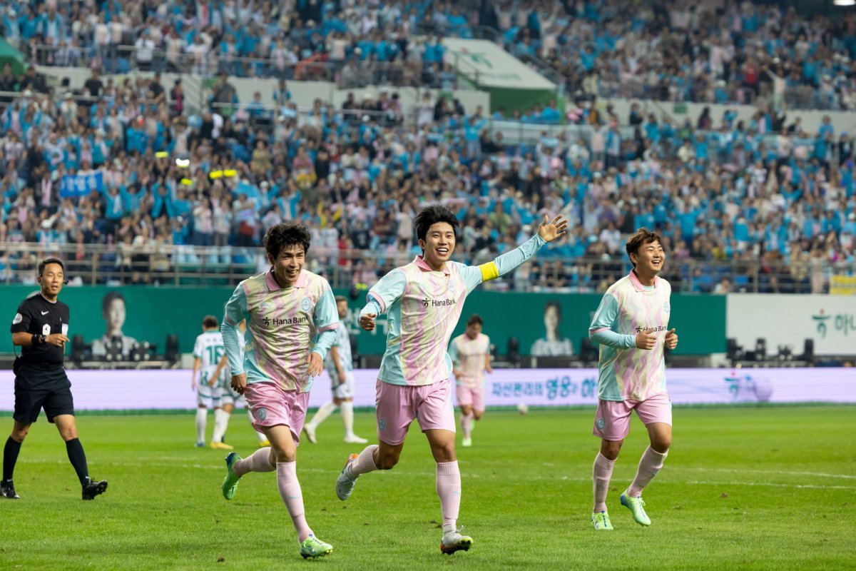 하나은행 자선축구대회에서 어시스트 기록 후 세리머니를 하고 있는 임영웅. 사진제공｜하나은행