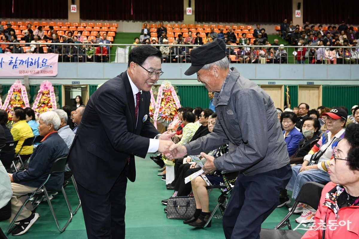 강수현 시장(윈쪽)이 지난 14일 문화예술회관에서 제28회 노인의 날 인사를 하고 있다. 사진제공ㅣ양주시