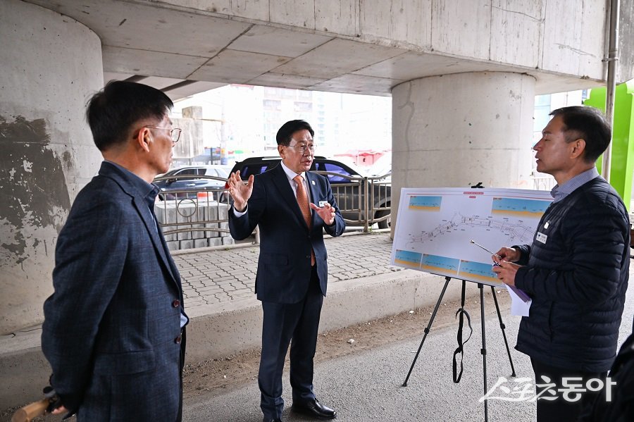전진선 양평군수가 시민로 도로 현장을 점검하고 있다. 사진제공｜양평군청