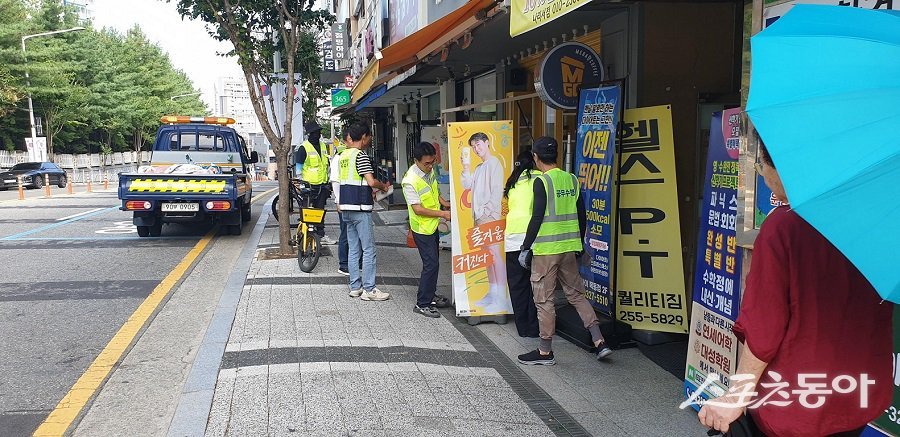 초등학교 통학로 인도 점유 불법입간판 정비 모습. 사진제공｜대전시청