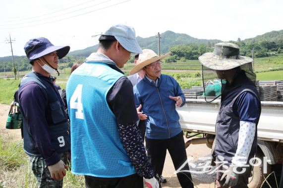 강진원 강진군수가 외국인 계절근로자들의 작업 현장을 방문해 애로사항을 듣고 향후 계절근로 프로그램 확대 방안에 대해 이야기를 나누고 있다. 사진제공=강진군