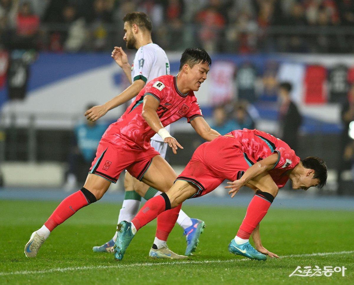 축구국가대표팀 베테랑 미드필더 이재성(오른쪽)이 15일 용인미르스타디움에서 열린 이라크와 2026북중미월드컵 아시아 최종예선 홈 4차전에서 후반 결승골을 성공시킨 뒤 2번째 골을 넣은 오현규의 축하를 받고 있다. 두 선수는 직전 요르단 원정에 이어 A매치 2경기 연속 득점에 성공했다. 용인｜김종원 기자 won@donga.com