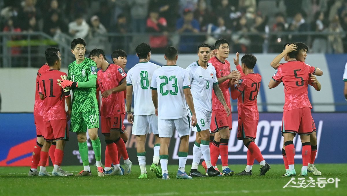 축구국가대표팀 선수들이 15일 용인미르스타디움에서 벌어진 이라크와 2026 북중미월드컵 아시아 최종예선 B조 4차전에서 3-2 승리를 거둔 뒤 기뻐하고 있다. 용인｜김종원 기자 won@donga.com