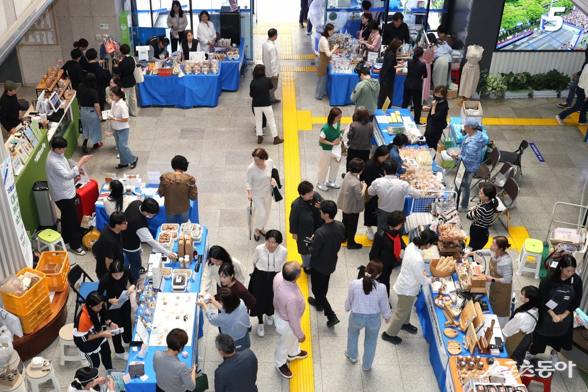 대구 달서구청 1층 로비에서 대구지역 자활센터 생산품으로 구성된 ‘별별장터’가 운영되고 있다./사진=달서구