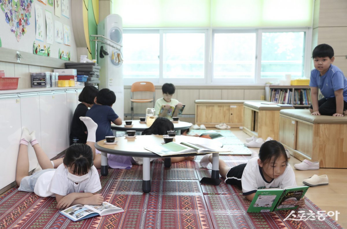 해남군 계곡초등학교 학생들이 책을 읽고 있는 모습. 사진제공=전남도교육청