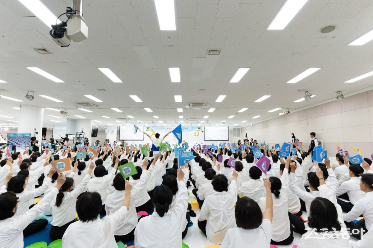 이만희 총회장이 16일 부산야고보지파 부산교회를 방문한 가운데 성도들이 찬양 퍼포먼스를 하고 있다. (사진제공=신천지 부산교회)