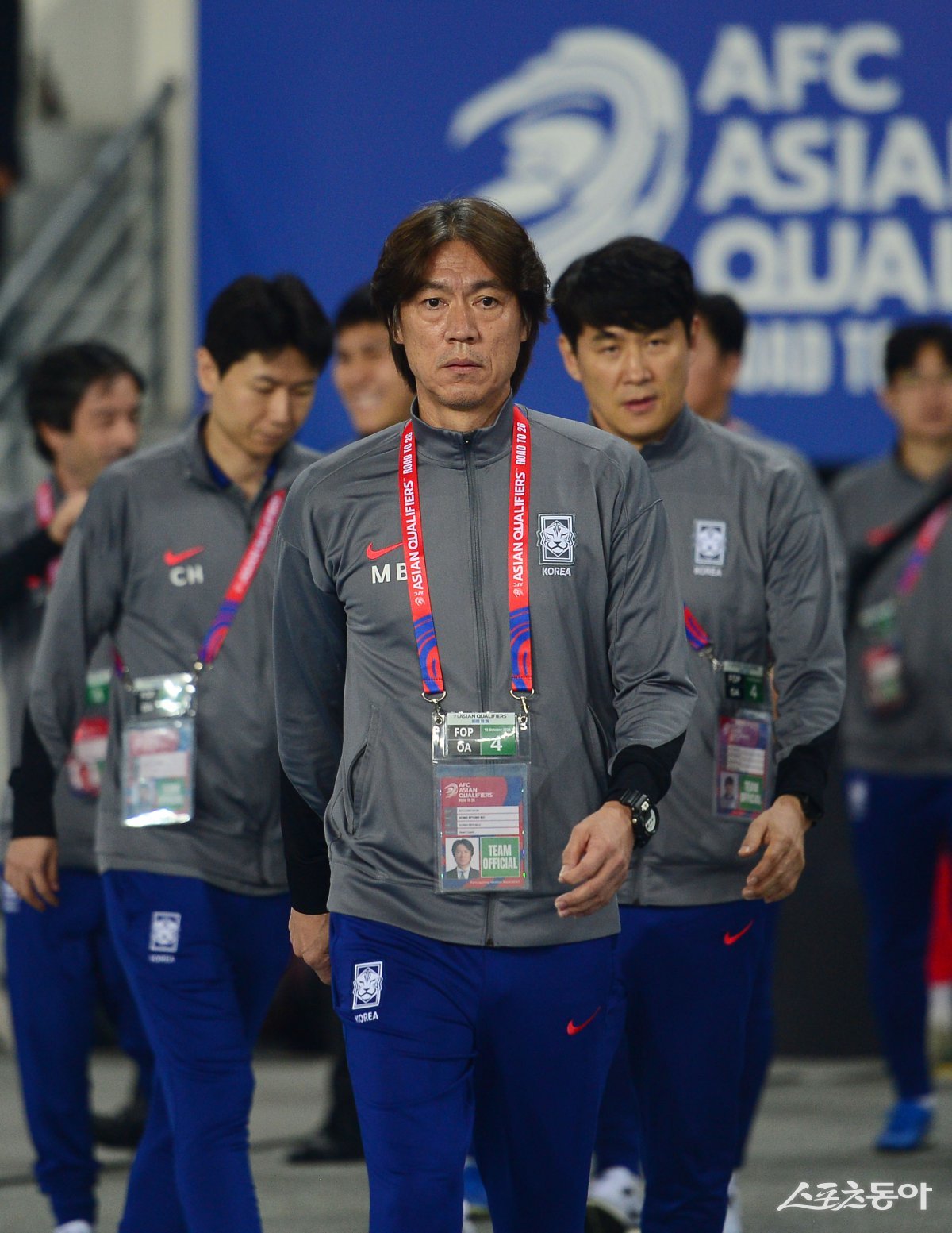 홍명보 축구대표팀 감독이 15일 용인미르스타디움에서 열린 이라크와 2026북중미월드컵 아시아 최종예선 B조 4차전 홈경기를 3-2 승리로 마친 뒤 경기장을 빠져나가고 있다. 용인｜ 주현희 기자 teth1147@donga.com