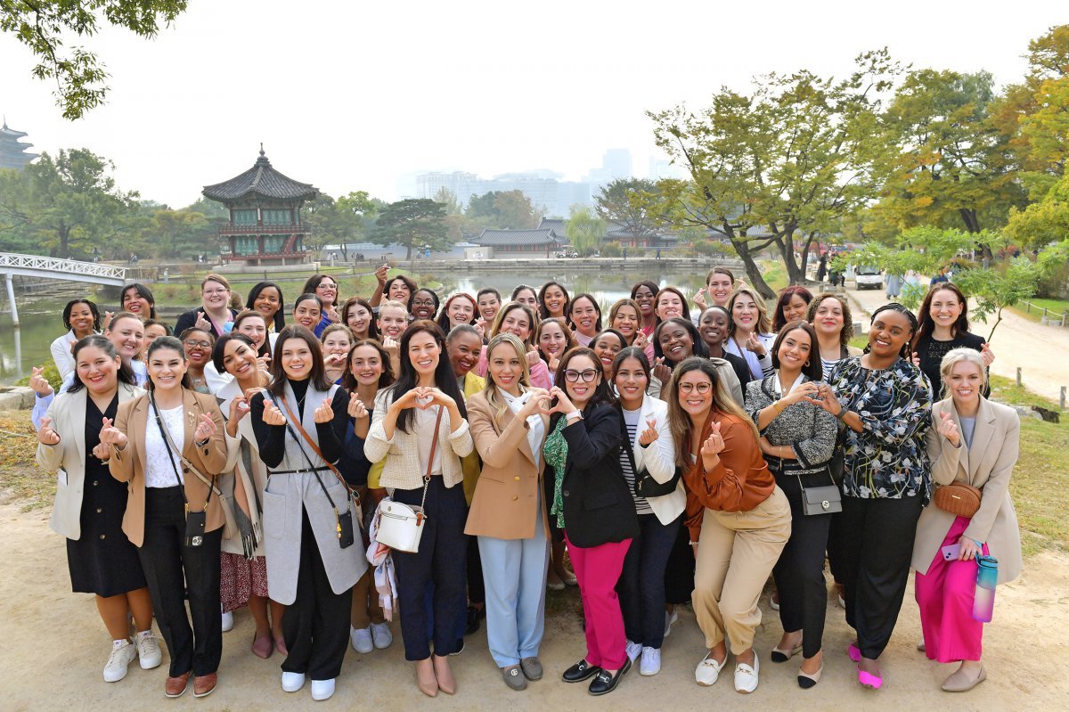 완연한 가을 날씨 속에서 경복궁을 방문해 한국의 역사와 전통을 살핀 제80차 해외성도방문단.