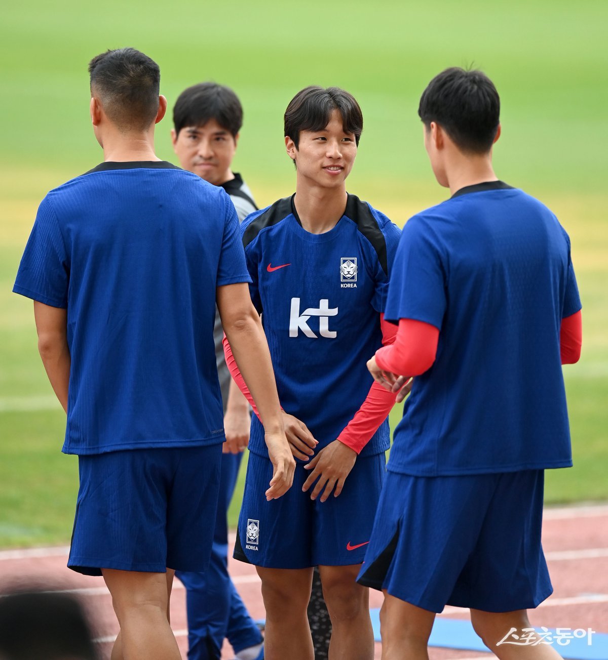 축구국가대표팀 엄지성(가운데)이 11일(한국시간) 요르단과 2026북중미월드컵 아시아 최종예선 B조 원정 3차전에서 무릎을 다쳐 6주간 결장한다. 스포츠동아DB