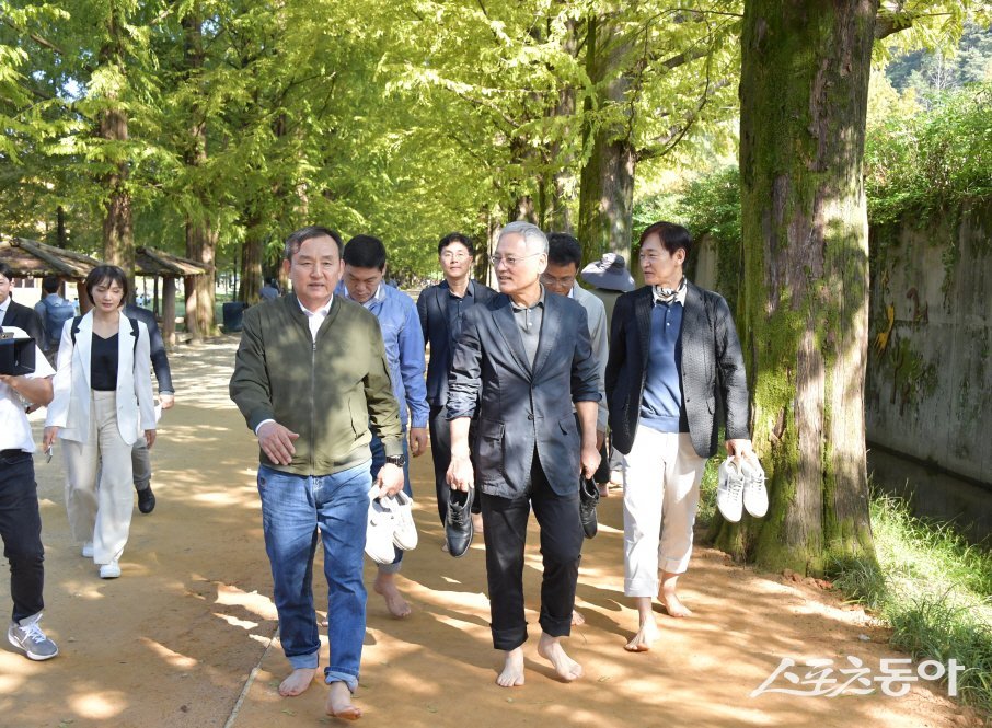 이병노 담양군수가 17일 유인촌 문화체육관광부 장관과 정보석 배우와 함께 담양의 3대 명품숲을 둘러보고 있다 . 사진제공=담양군