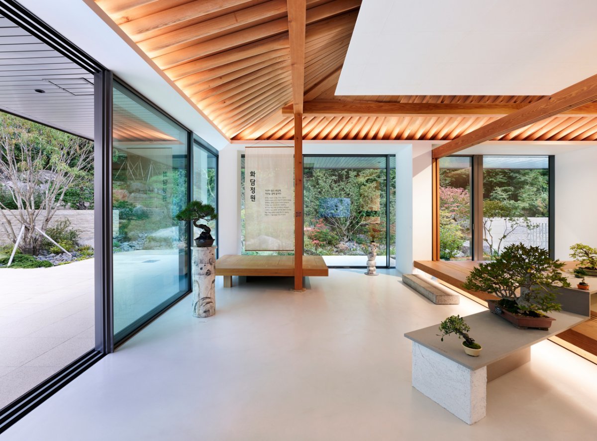 3월에 개관한 복합문화공간 화담채에서는 분재 팝업전시인 ‘화담정원’을 진행한다                         사진제공｜김용관