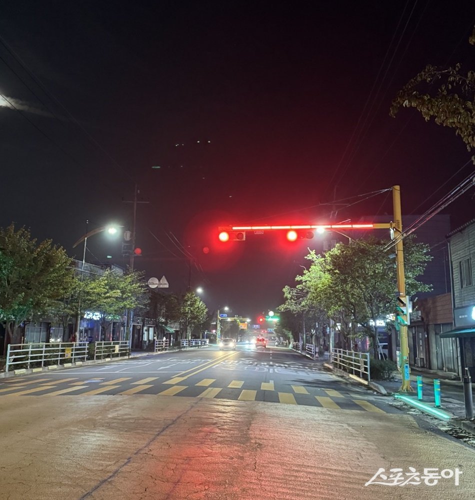 김제시가 최근 관내 동초등학교 앞 삼거리에 설치한 차량 신호등 보조장치. 사진제공=김제시