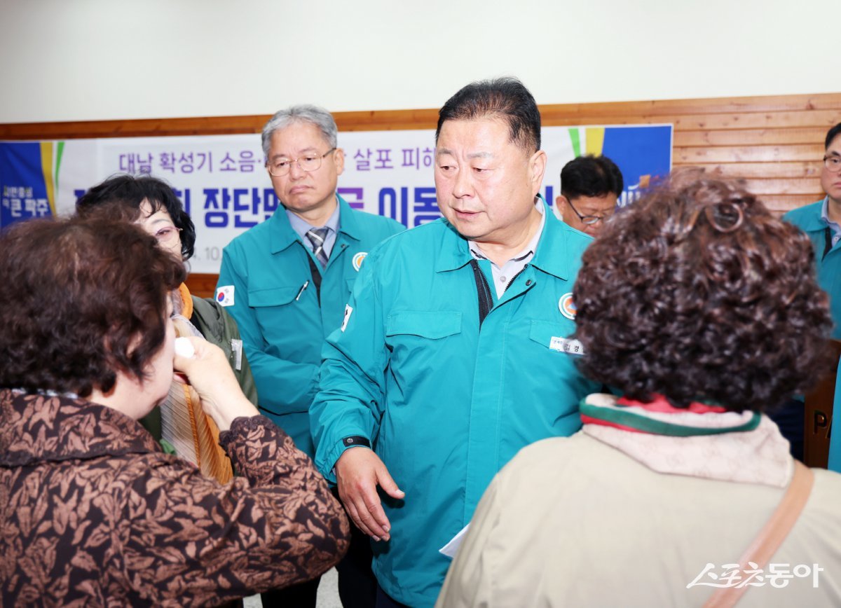 김경일 파주시장이 지난 18일 파주시 장단면 일대 민통선 마을 주민들과 기자회견전에 주민들을 위로하고 있다. 사진제공ㅣ파주시