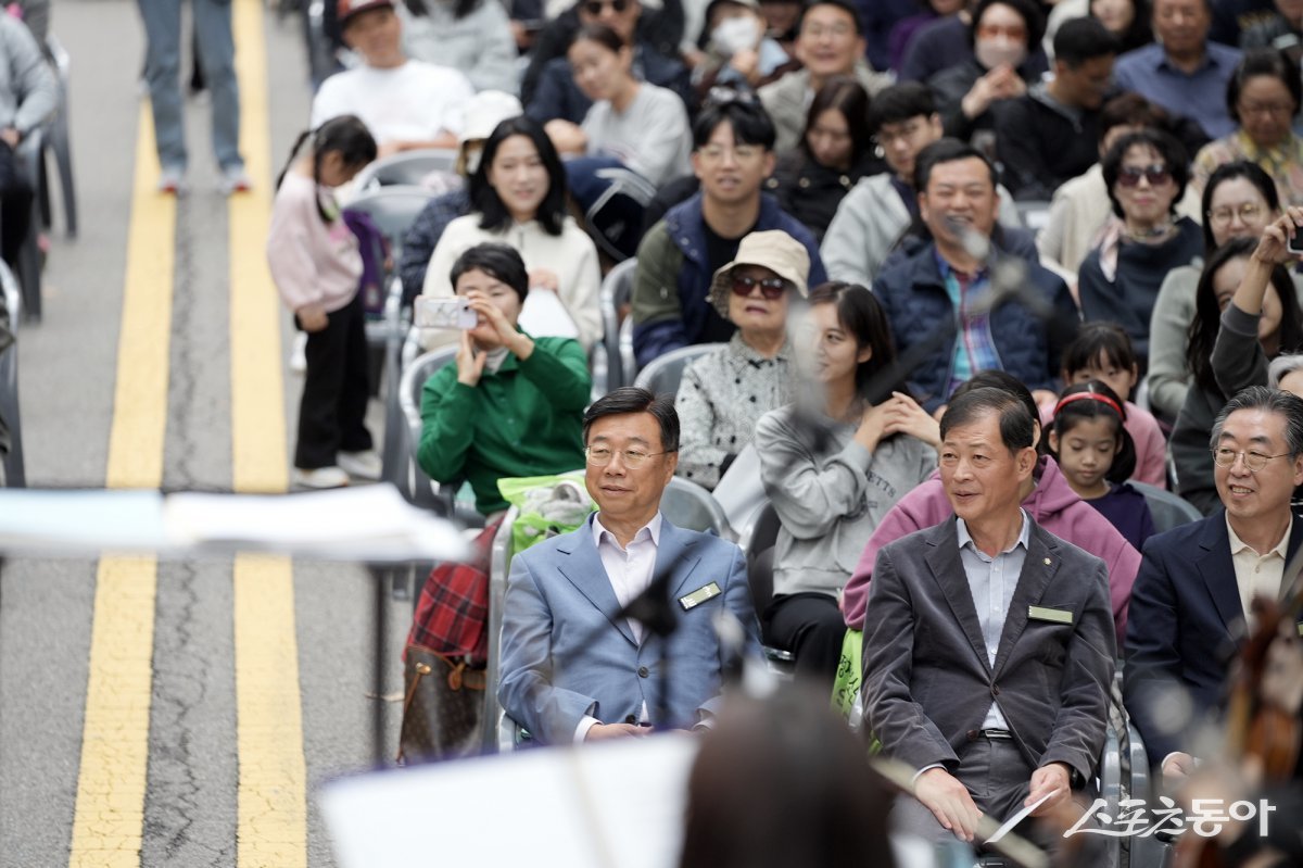 신상진 성남시장(앞줄 윈쪽)이 19일 정자1동 카페거리에서 열린 ‘제3회 카페거리 축제’를 참관하고 있다. 사진제공ㅣ성남시