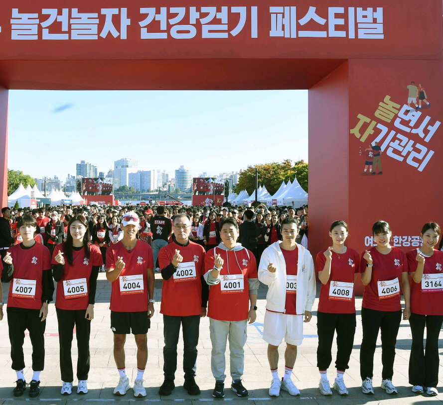 ‘놀건 놀자! 건강 걷기 페스티벌’에서 안빈 KGC인삼공사 사장(왼쪽에서 다섯 번째) 등 관계자들이 출발 기념 촬영을 하고 있다. 사진제공｜KGC인삼공사