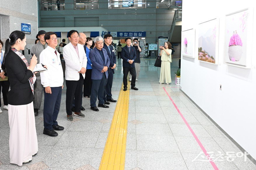 부산 기장군이 지난 17일 청사 1층 로비에 ‘아트갤러리’를 개관한 가운데 정종복 군수(앞줄 왼쪽 두 번째)가 관계자들과 작품을 보고 있다. (사진제공=부산 기장군)