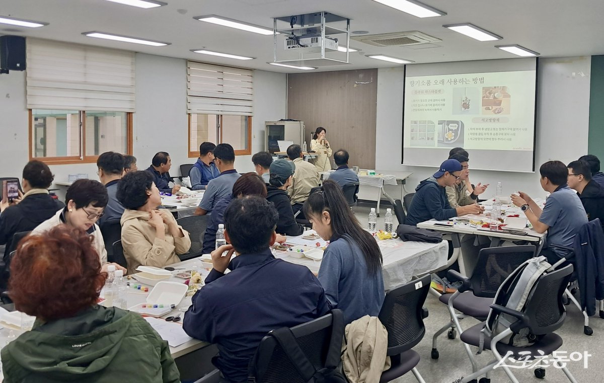 부산시설공단이 시민공원 안용복방에서 두리발 복지매니저 역량 강화 교육을 진행하고 있는 모습. (사진제공=부산시설공단)