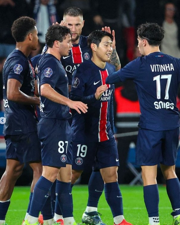 PSG 이강인(가운데)이 20일(한국시간) 스트라스부르와 홈경기에서 팀의 4번째 골을 터트린 뒤 동료들의 축하를 받고 있다. 사진출처｜PSG SNS