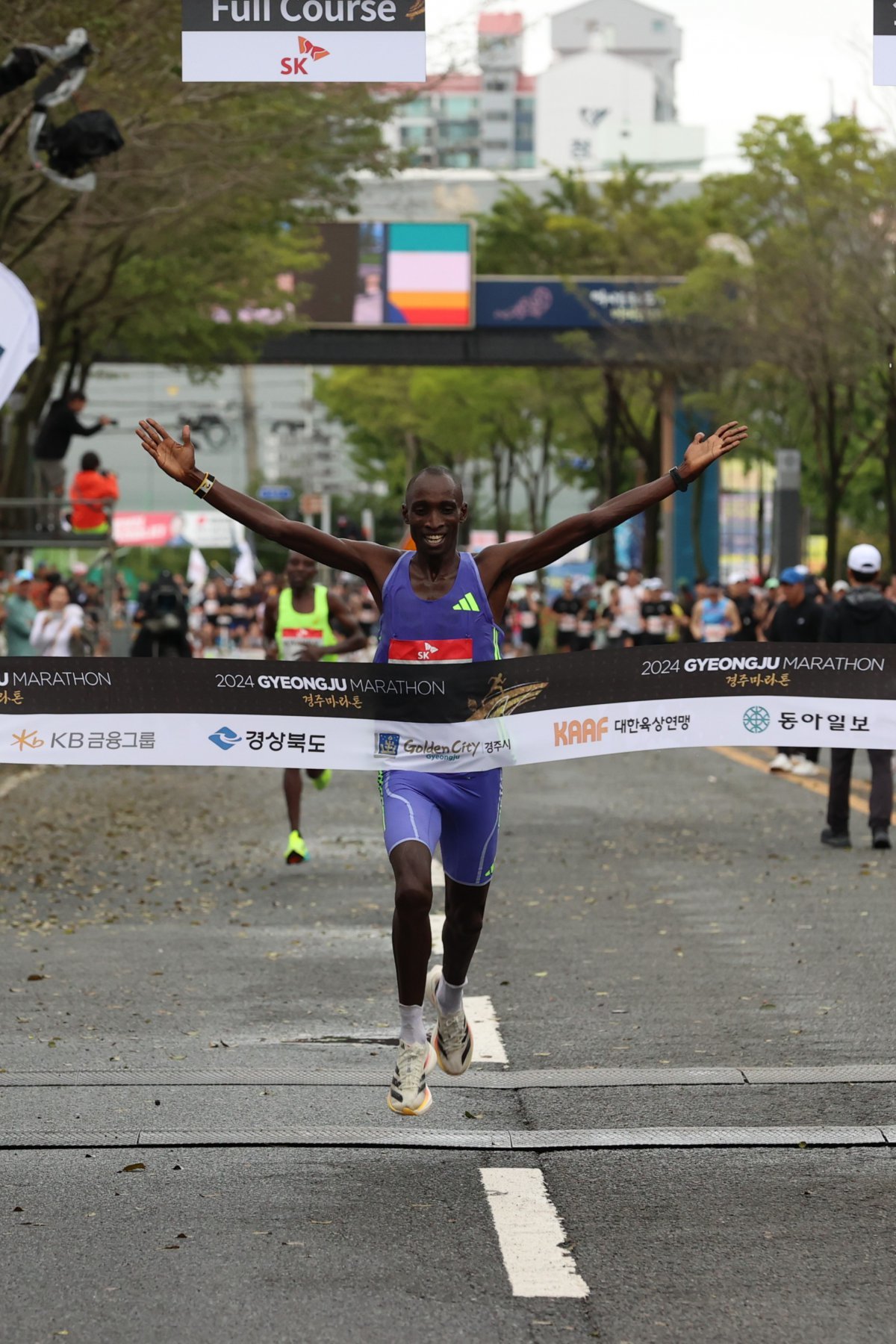 케냐의 실라 킵투(26)가 19일 경북 경주시에서 열린 2024 동아일보 경주국제마라톤에서 2시간12분35초의 기록으로 결승선을 통과하며 우승을 차지했다.  경주 ㅣ 양회성 동아일보 기자 yohan@donga.com