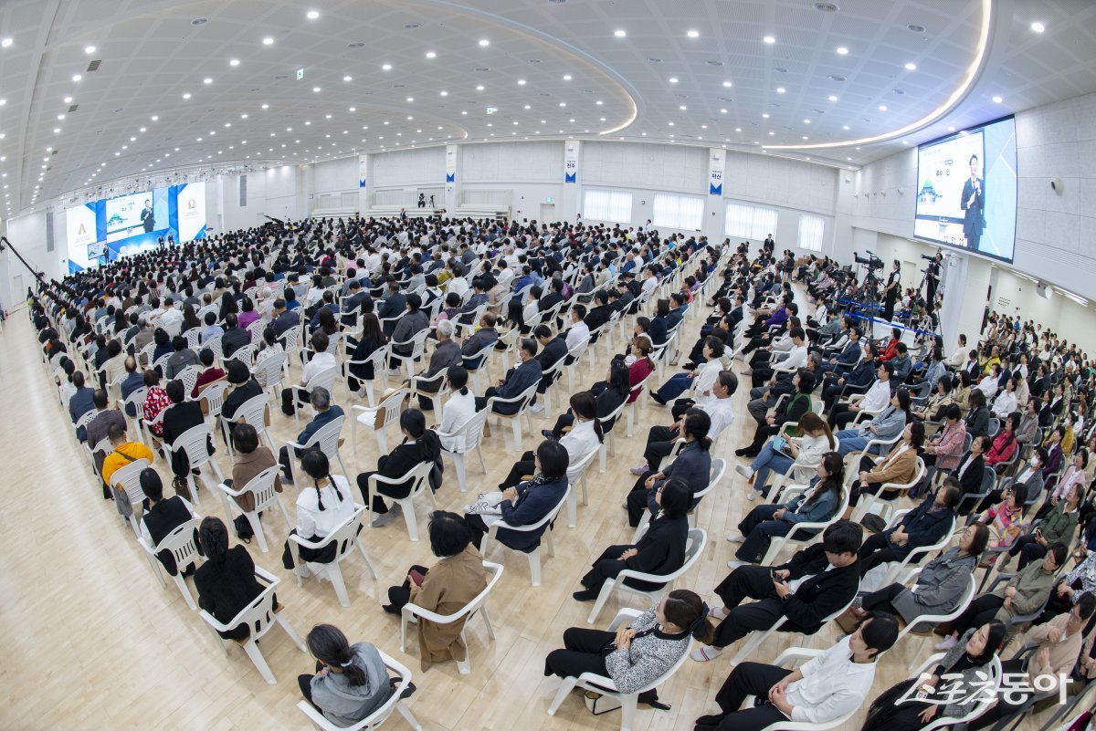 ‘부산·경남 앙코르 신천지 전도 대성회’에 참석한 목회자와 참석자들이 성창호 지파장의 강연을 듣고 있다. (사진제공=신천지 부산야고보지파)