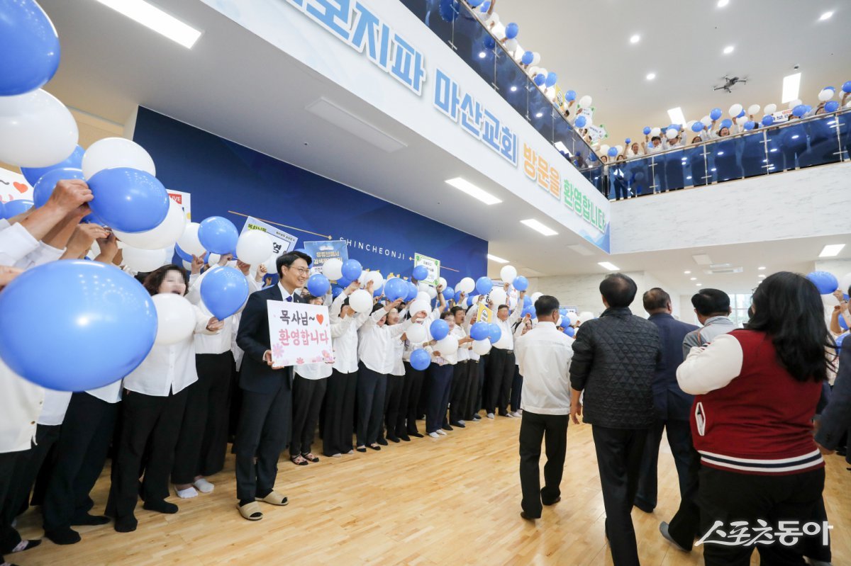 지난 20일 부산야고보지파와 안드레지파가 경남 창원에서 열린 부산·경남 앙코르 신천지 전도 대성회를 개최한 가운데 성창호 지파장과 성도들이 목회자 등 참석자들을 환영하는 모습. (사진제공=신천지예수교회)