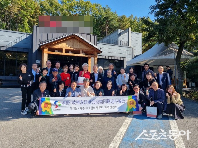 지난 19일 파주시의 국외 자매도시인 일본 하다노시의 시민 친선방문단이 파주 개성 인삼 축제 참석 및 두 도시 우호협회 간 민간교류를 위해 파주시를 방문하고 있다. 사진제공ㅣ파주시