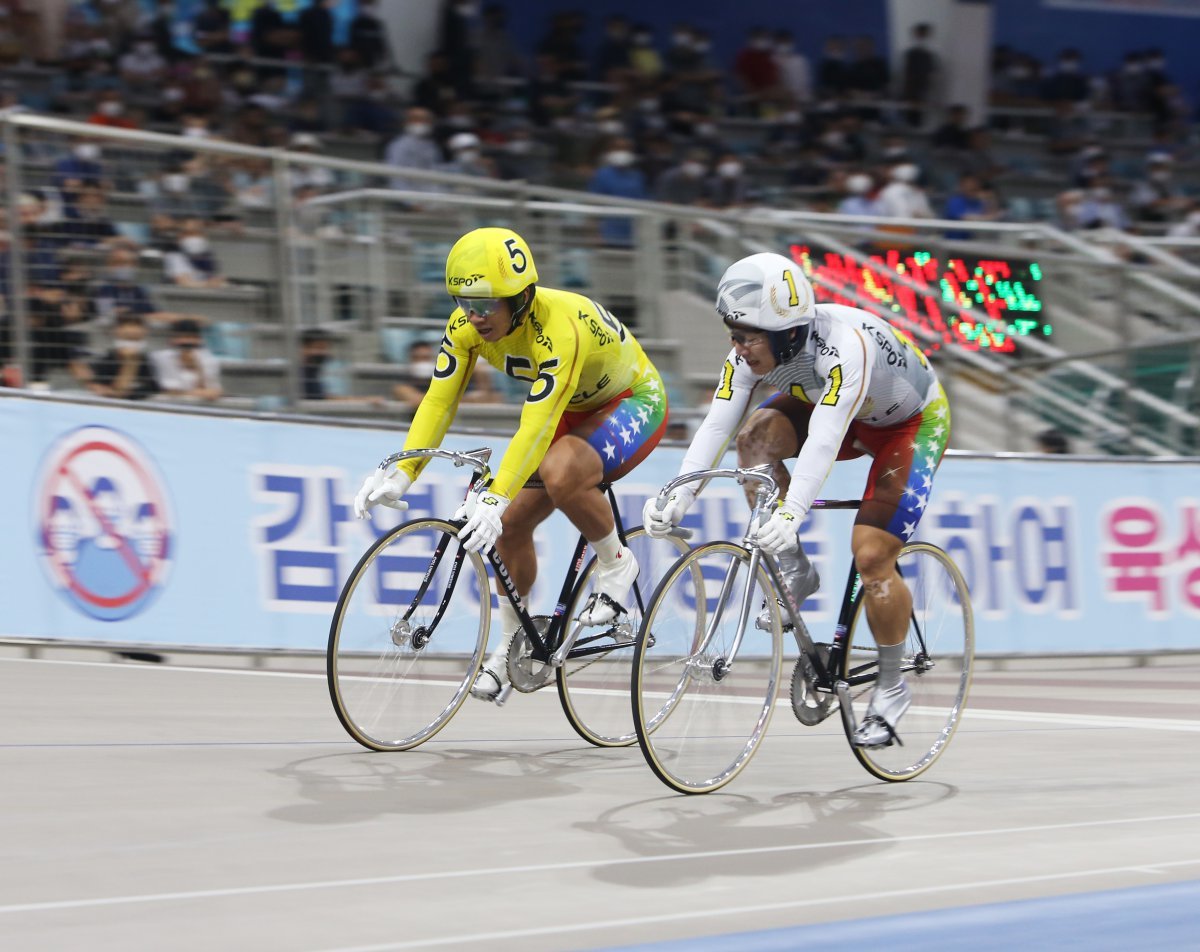 나란히 트랙을 질주하는 임채빈(흰색)과 정종진(노란색). 경륜 2강 체제를 구축한 두 선수의  경쟁은 최근 정종진이  상승세를 타면서 임채빈으로 가울어졌던 판세를 다시 팽팽하게 만들었다               사진제공｜국민체육진흥공단