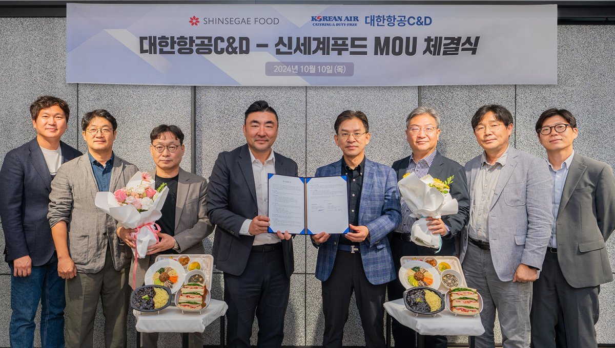 송현석 신세계푸드 대표와 최덕진 대한항공C&D 대표(왼쪽에서 네·다섯번째). 사진제공｜신세계푸드