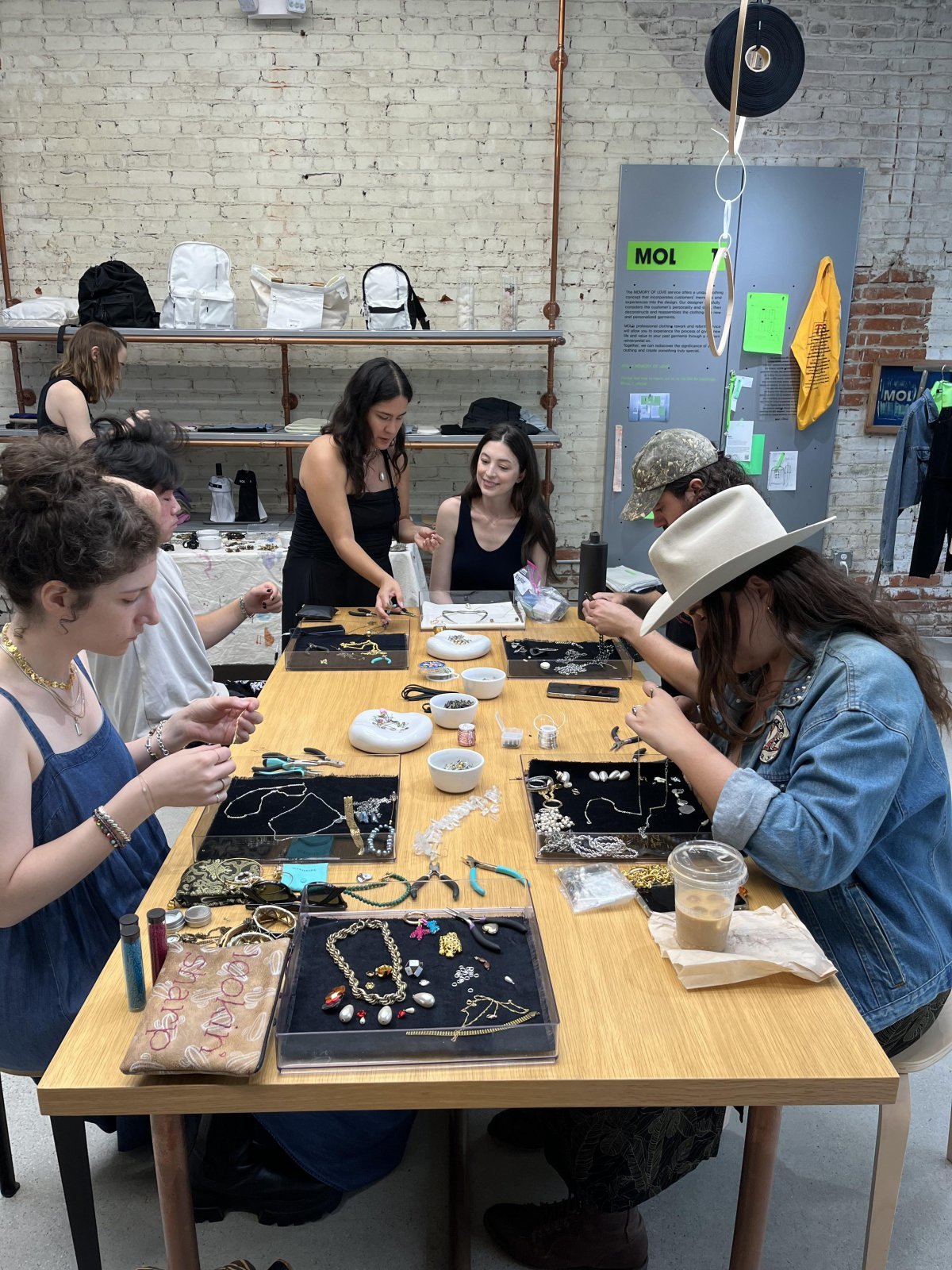 미국 로스앤젤레스 소재 서큘러 라이브러리에서 열린 ‘주얼리 콜라주 워크숍’. 사진제공|코오롱FnC