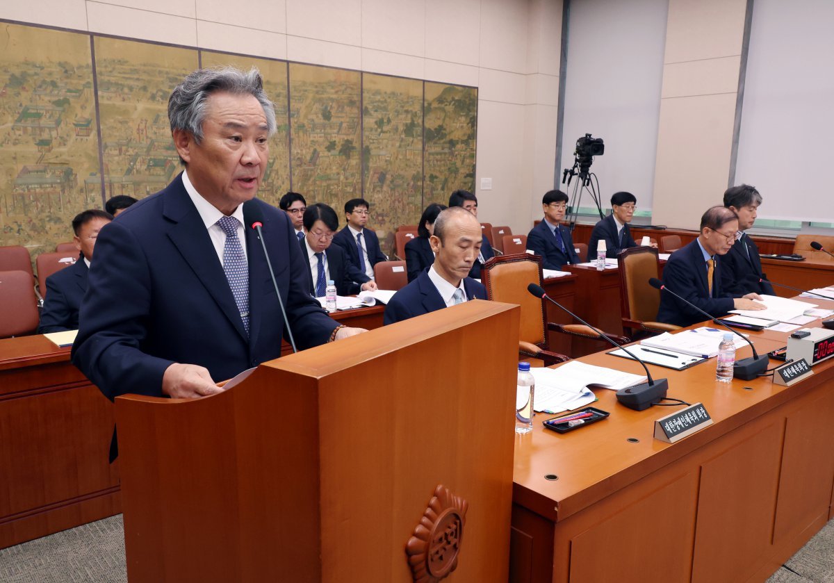 이기흥 대한체육회장(왼쪽)이 22일 서울 여의도 국회에서 열린 문화체육관광위원회 국정감사에서 업무보고를 하고 있다. 뉴시스