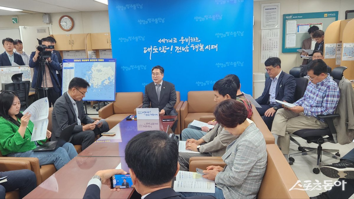 강상구 에너지산업국장이 22일 오전 도청 지방기자실에서 터빈공장 등 해상풍력 추진상황에 대한 브리핑을 하고 있다. 사진제공=양은주 기자