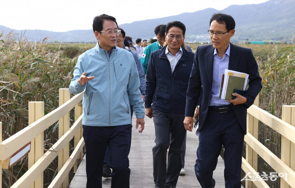 강진원 강진군수가 지난 21일 강진만 춤추는 갈대축제가 열릴 강진만 생태공원 일대를 점검하고 있는 모습. 사진제공=강진군