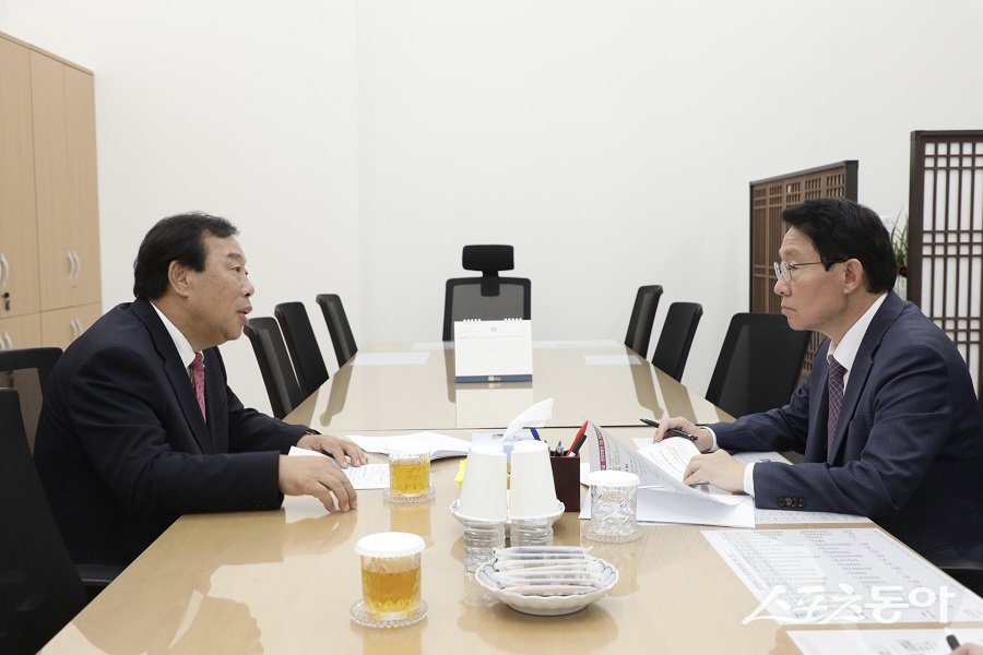 왼쪽부터 최민호 세종 시장, 김상훈 국민의힘 정책위의장. 사진제공｜세종시청